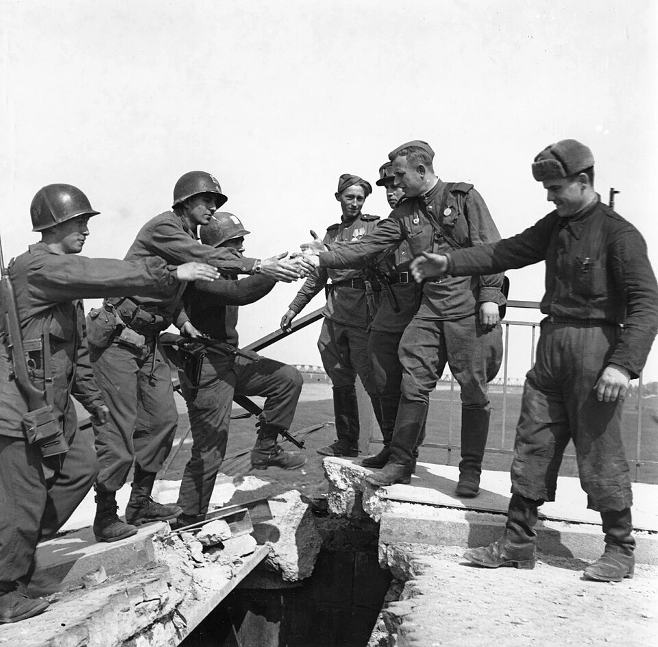 Встреча советских и американских солдат у Торгау 25 апреля 1945 года.